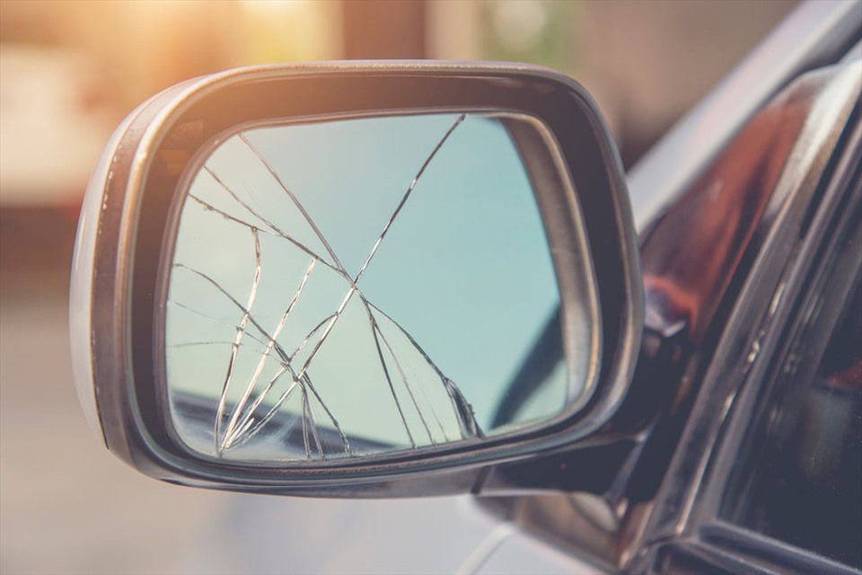 Gương chiếu hậu ô tô bị nứt hoặc vỡ