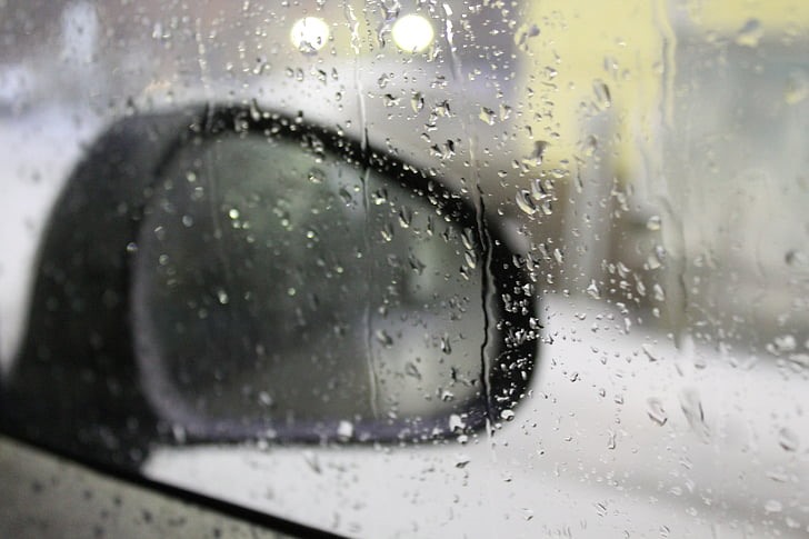 Xử lý kính lái bị nhòe mờ khi di chuyển dưới trời mưa