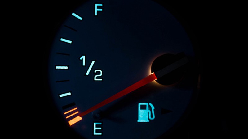 Xe của bạn sẽ chạy được bao xa khi báo gần hết xăng