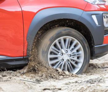 Cách đi xe đường lầy lội, xử lý khi xe bị lún