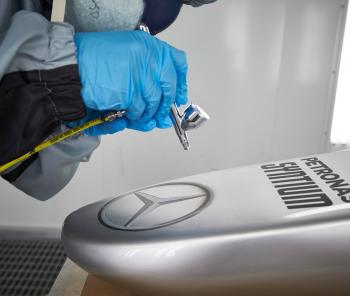 Nước sơn của xe đua công thức đặc biệt đến thế nào?