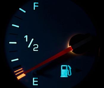 Xe của bạn sẽ chạy được bao xa khi báo gần hết xăng?